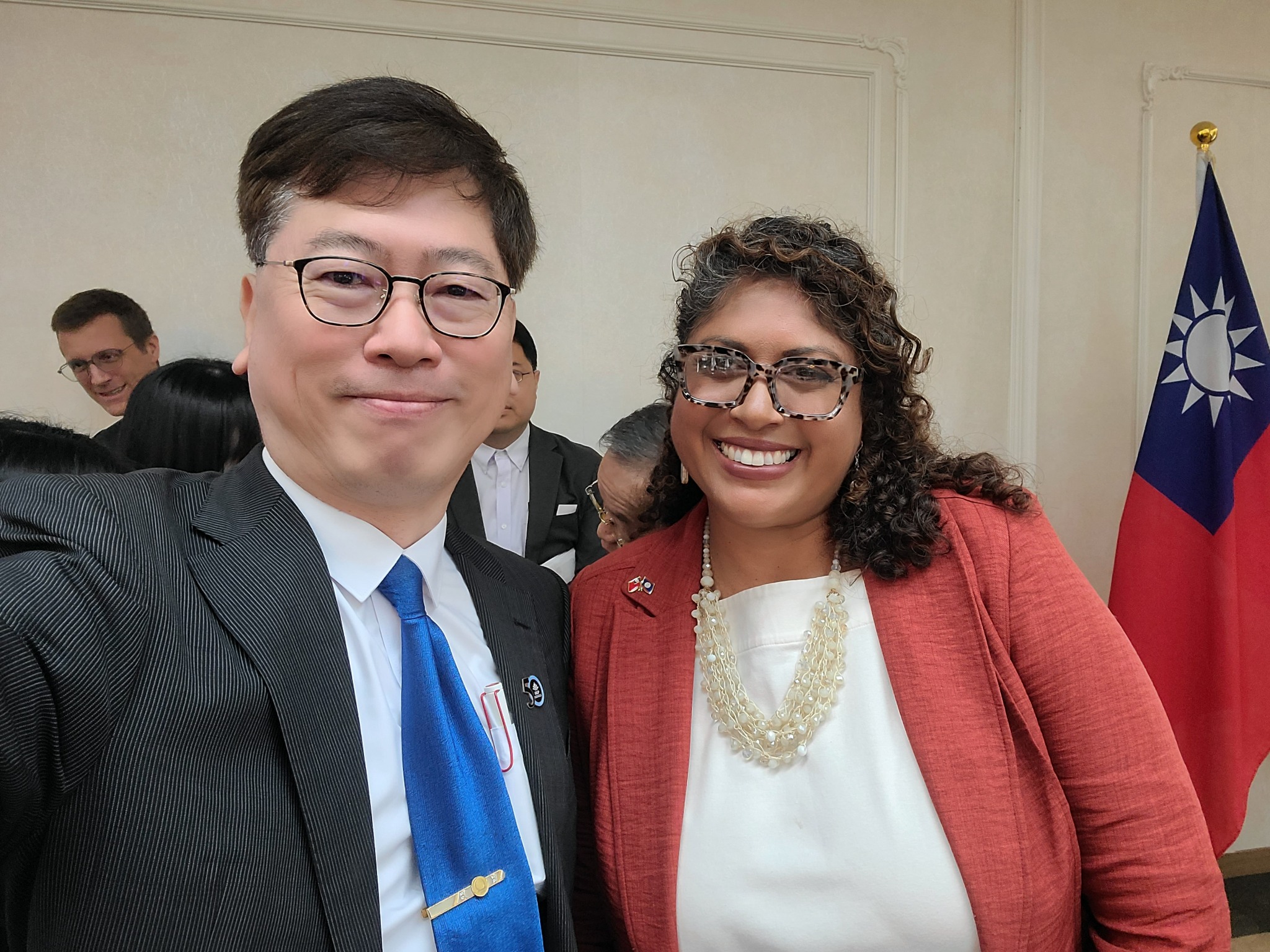 朱海成教授與貝里斯教育部常務次長 Diane Castillo-Maheia 合影