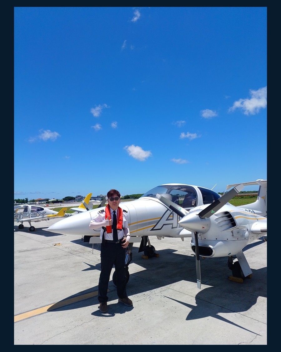 朱海成教授飛行夢：飛機前全身照