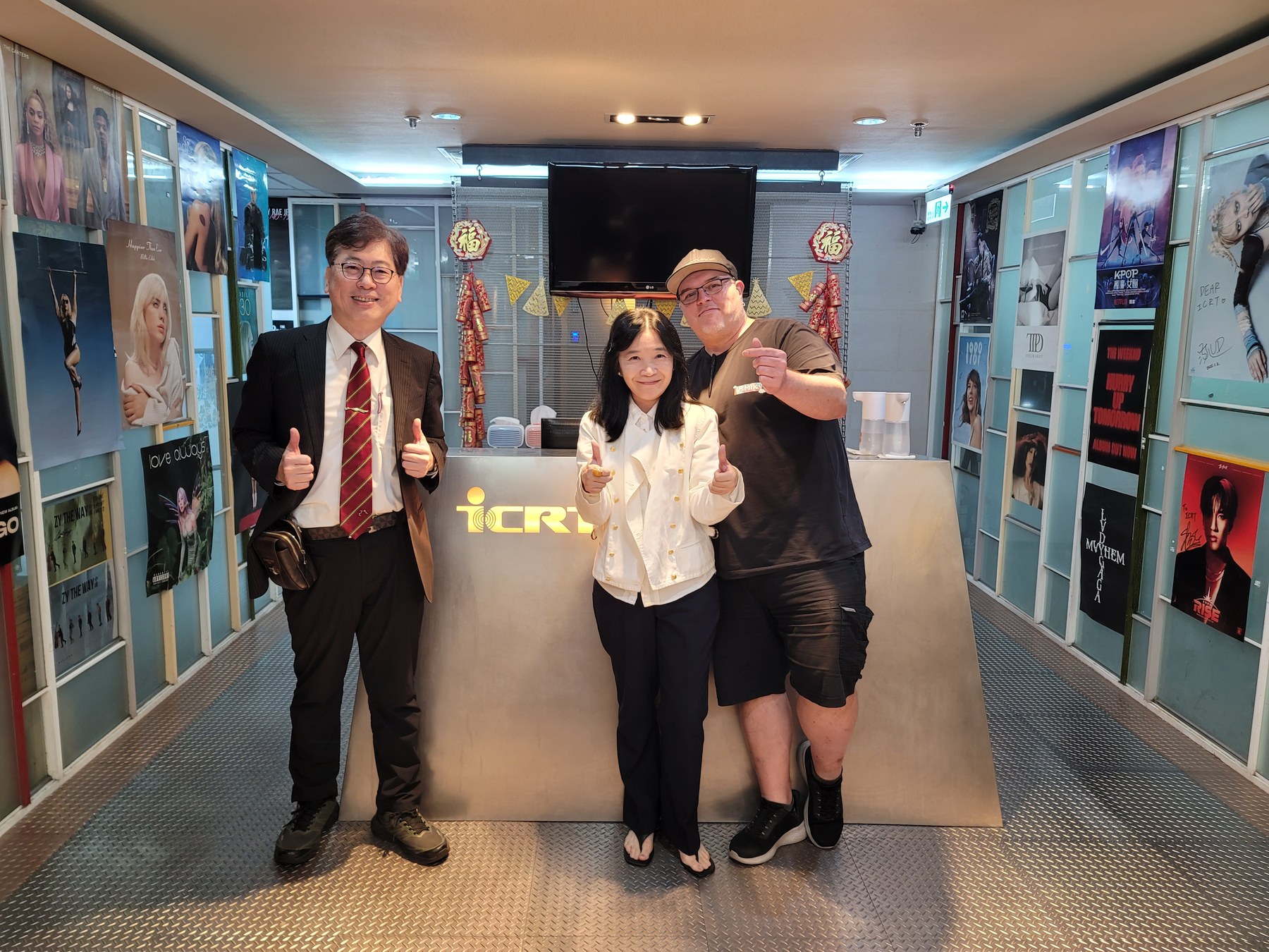 ICRT 節目結束後與于淑湄副總經理及 Stevie G 合影