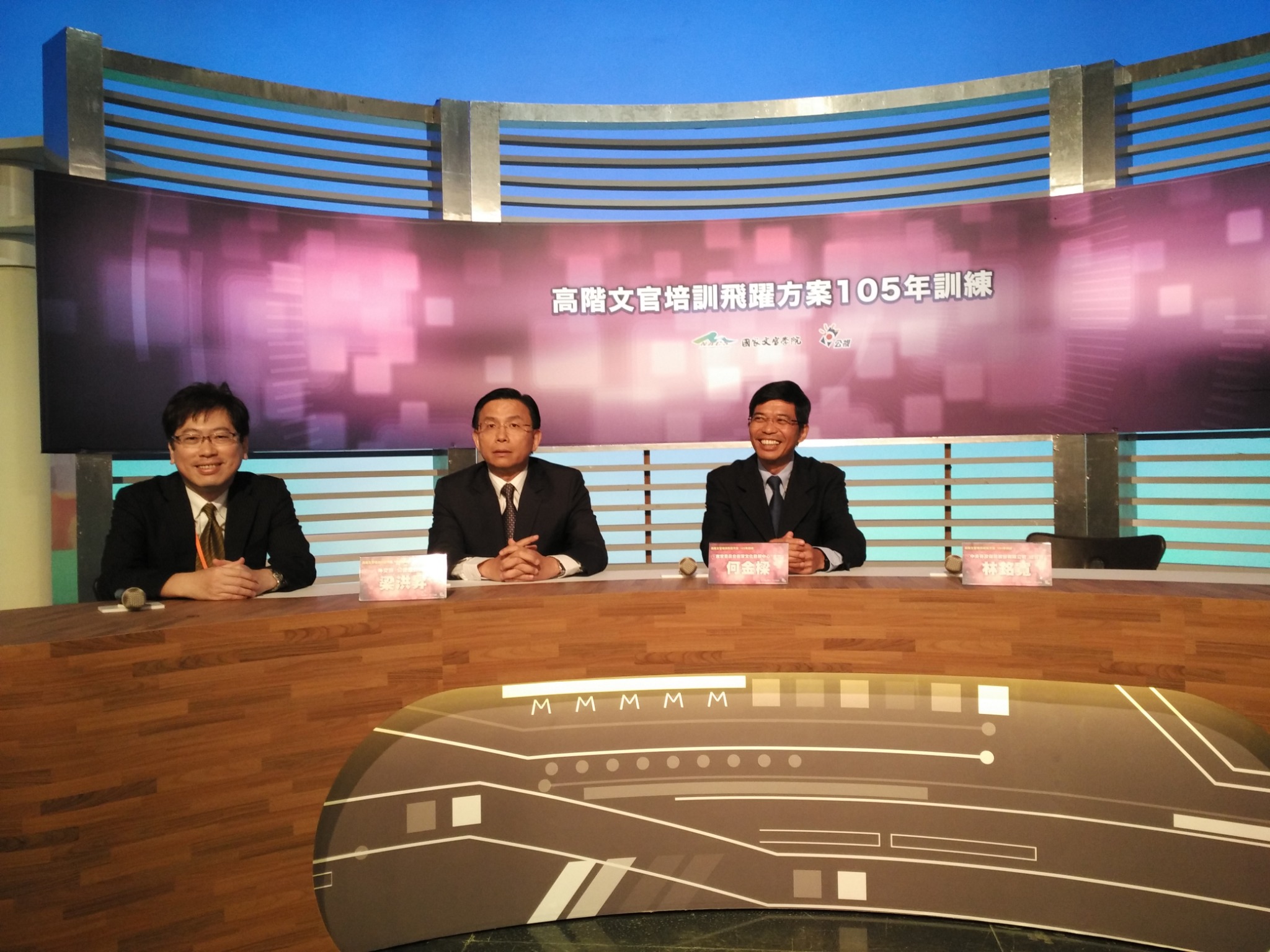 坐在主播台前的學員
